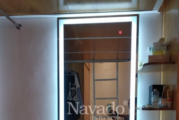 So sánh gương soi toàn thân khung gỗ và khung inox mạ vàng