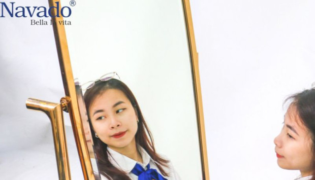 Gương soi toàn thân khung inox: Sự giao thoa giữa nghệ thuật mài tay và kỹ nghệ thép không gỉ