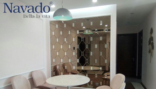 Gương dán tường là gì? Nghệ thuật nới rộng không gian không cần khoan đục