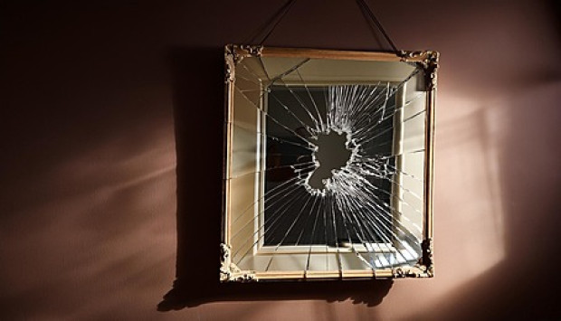 Làm Bể Gương Soi Có Xui Không? Bí Kíp Hóa Giải Vận Đen Và Đổi Vận Cực Hay