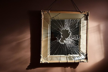 Làm Bể Gương Soi Có Xui Không? Bí Kíp Hóa Giải Vận Đen Và Đổi Vận Cực Hay