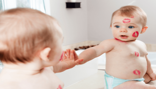 Tại Sao Không Nên Cho Trẻ Sơ Sinh Soi Gương Tùy Tiện?