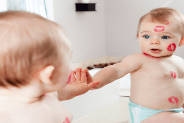 Tại Sao Không Nên Cho Trẻ Sơ Sinh Soi Gương Tùy Tiện?