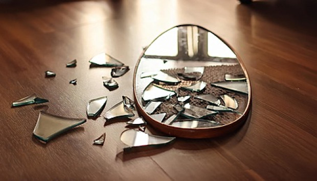 Người khác làm vỡ gương của mình có sao không?