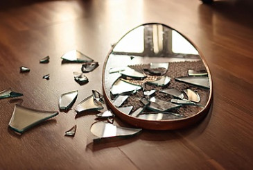 Người khác làm vỡ gương của mình có sao không?