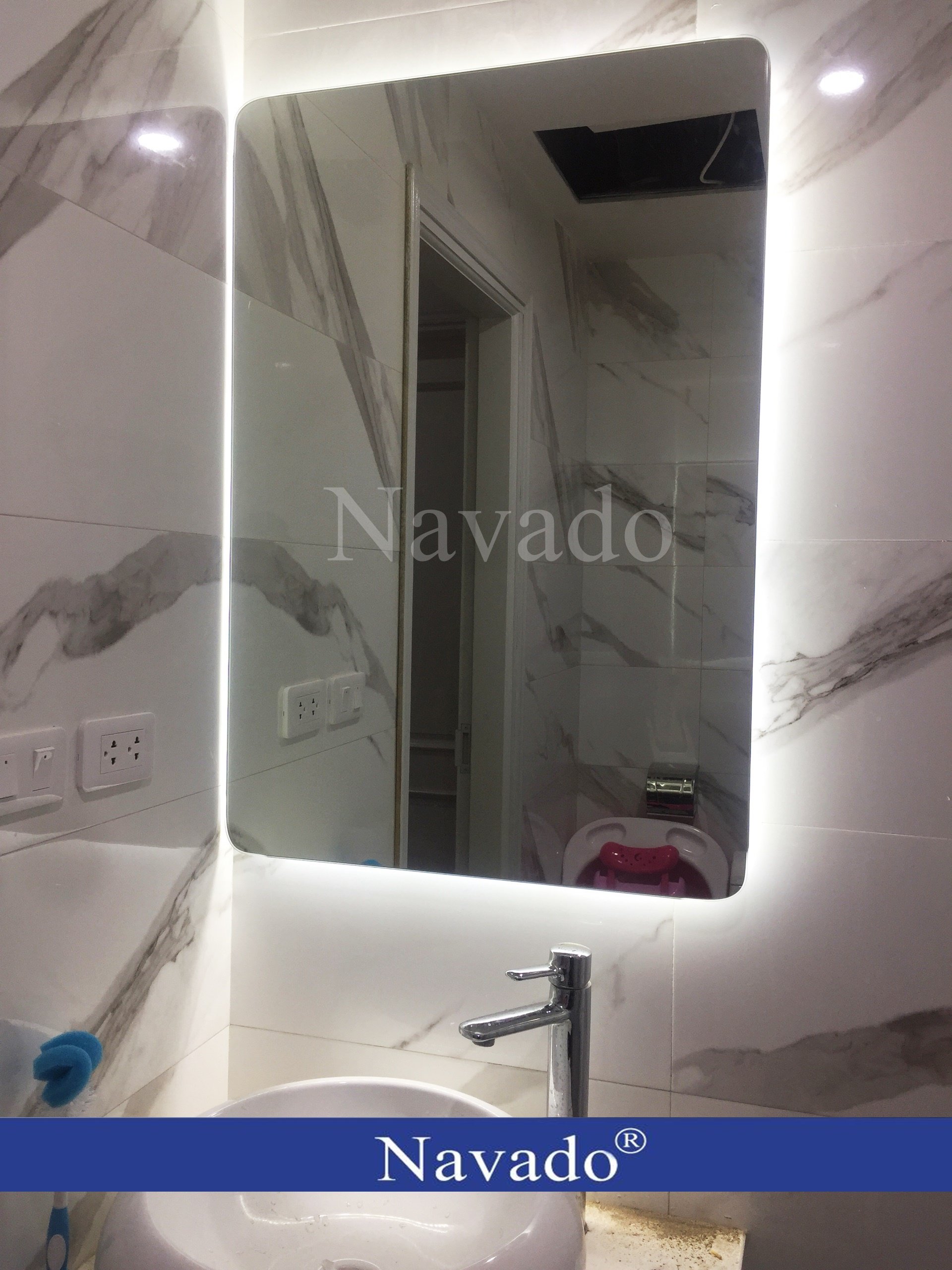 Tìm kiếm một mẫu gương trang trí tân cổ điển độc đáo cho phòng tắm Navado? Hãy tham khảo sản phẩm của Nguyệt Quế phòng tắm Navado. Với thiết kế sang trọng và chất liệu tốt, sản phẩm này sẽ mang đến không gian sang trọng và đặc biệt cho ngôi nhà của bạn. Đừng bỏ lỡ cơ hội trang trí phòng tắm đẹp mắt và tinh tế này.