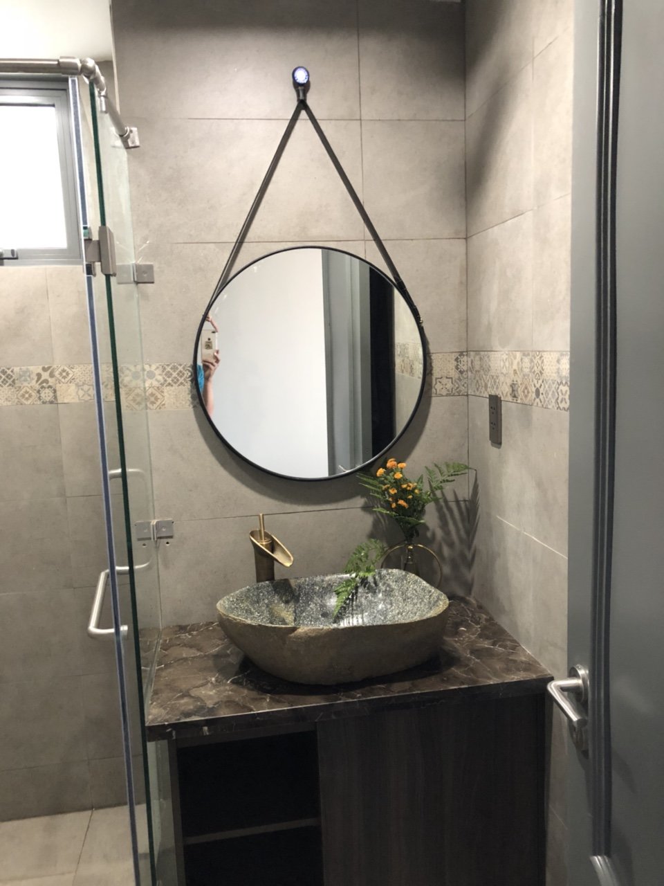 Chiếc gương tròn dây da phòng tắm cao cấp TPHCM mang đến cho bạn không gian phòng tắm tinh tế, sang trọng và hiện đại. Với kiểu dáng độc đáo cùng chất liệu da cao cấp, sản phẩm này sẽ tạo ra một điểm nhấn nổi bật cho phòng tắm của bạn. Không chỉ đẹp mắt, chiếc gương này còn có chất lượng tốt, độ sáng rõ nét, giúp bạn tạo nên một không gian phòng tắm hoàn hảo.