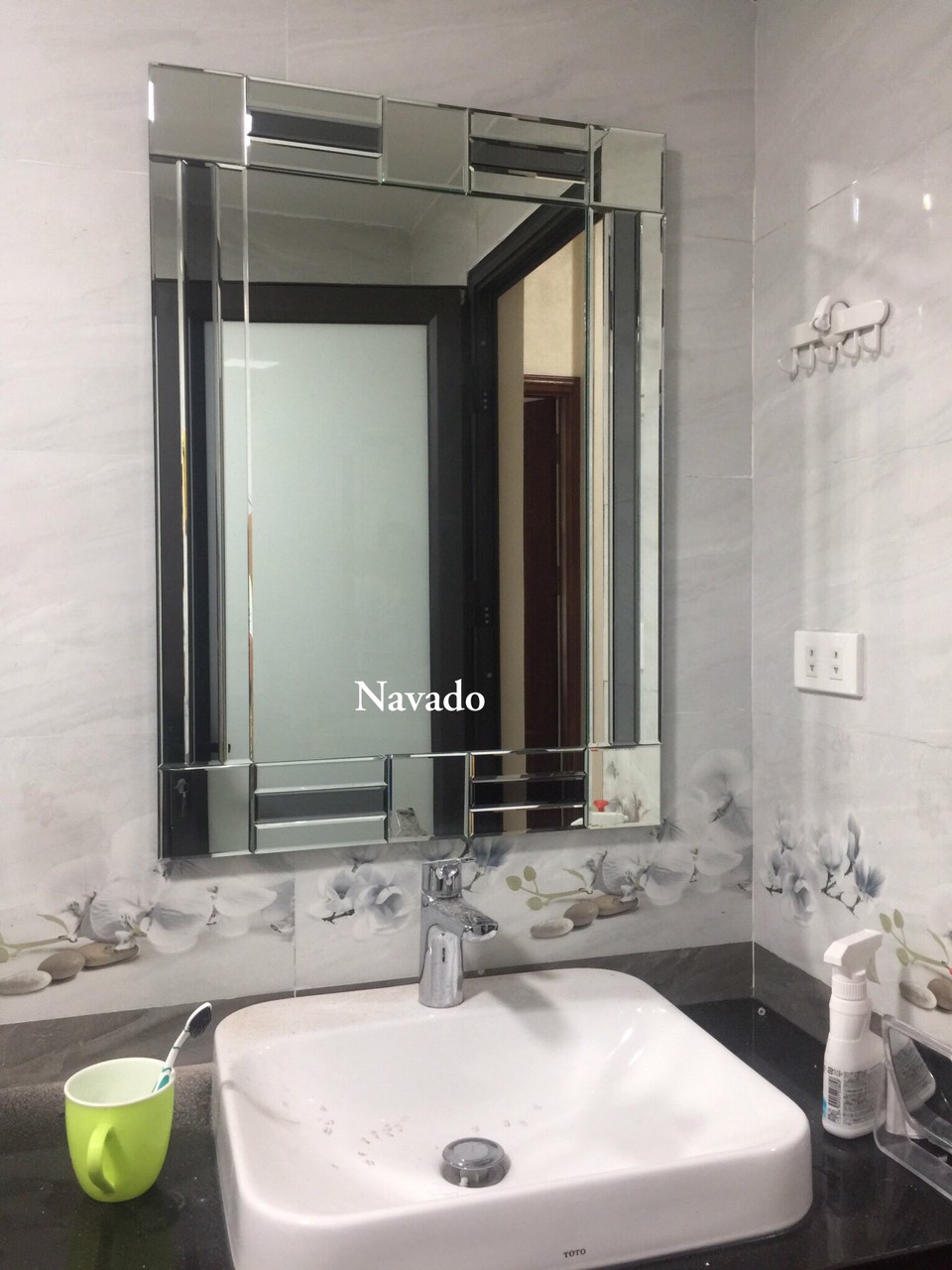 Gương phòng tắm cao cấp Castro - Gương phòng tắm TOTO: Gương phòng tắm cao cấp Castro là một trong những lựa chọn hàng đầu cho không gian tắm sang trọng và hiện đại. Với thiết kế tối giản và chất lượng đảm bảo, gương Castro sẽ mang đến cho bạn trải nghiệm tốt nhất khi sử dụng.