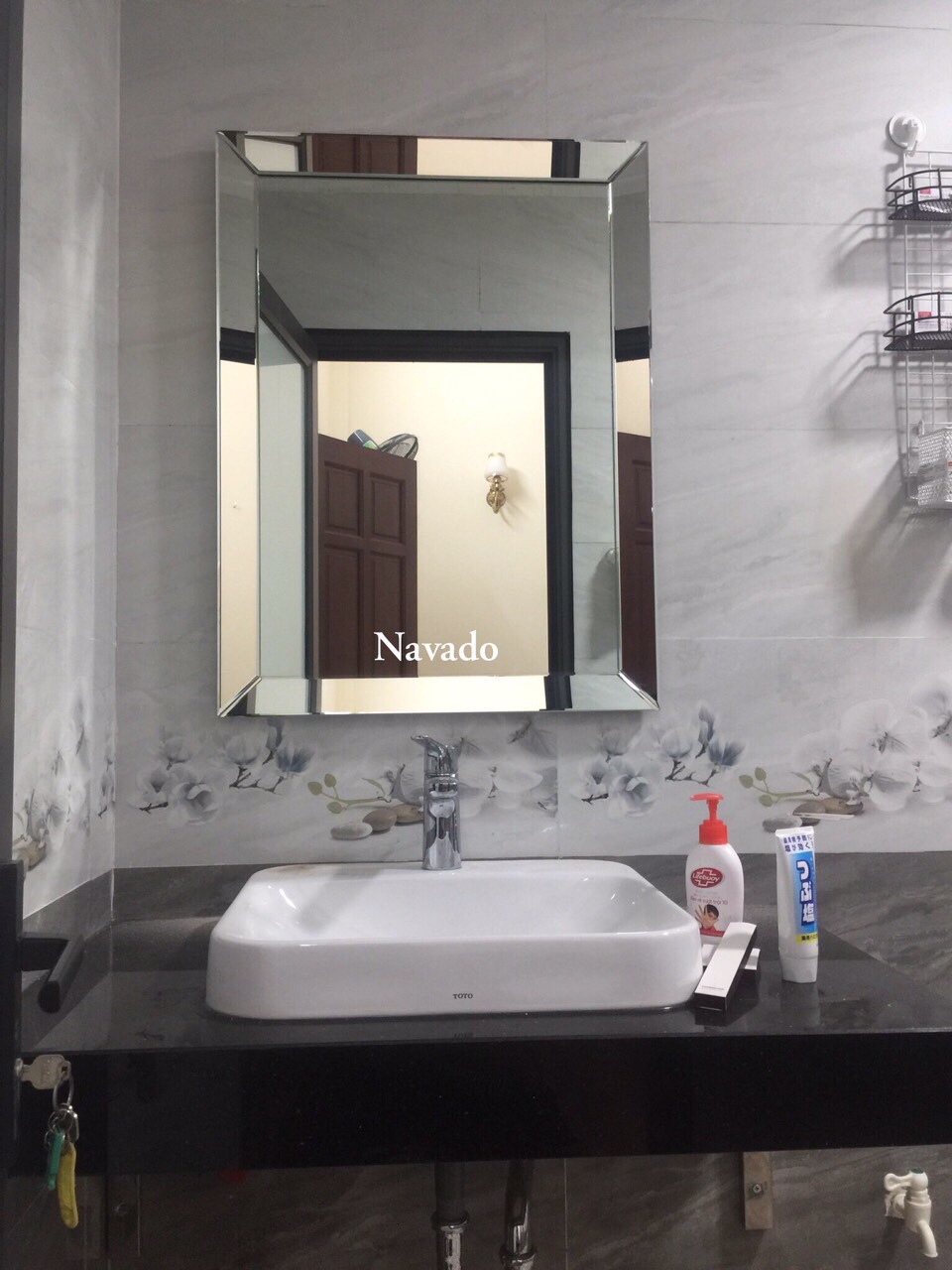 Gương phòng tắm cao cấp Branco là sự kết hợp hoàn hảo giữa kiểu dáng đẹp mắt và tính năng thông minh. Gương được thiết kế bằng chất liệu chất lượng cao cấp, giúp ngăn chặn hiện tượng sương mù phát sinh trong phòng tắm. Nhấn vào hình ảnh để biết thêm về sản phẩm này.