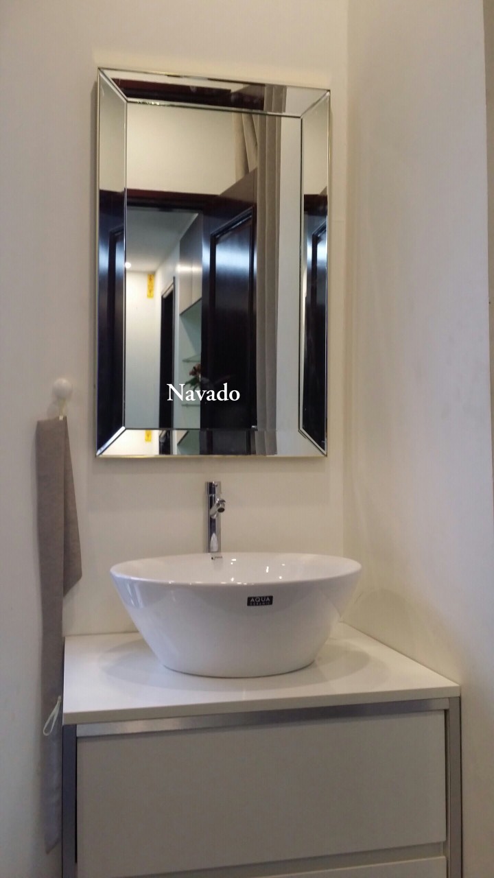 Gương phòng tắm đẹp: Gương phòng tắm đẹp sẽ làm nổi bật chính vẻ đẹp tuyệt vời của phòng tắm của bạn. Với các lựa chọn gương dày và chất lượng cao, chúng tôi giúp bạn tạo ra một không gian phòng tắm đẳng cấp và đầy hiện đại.