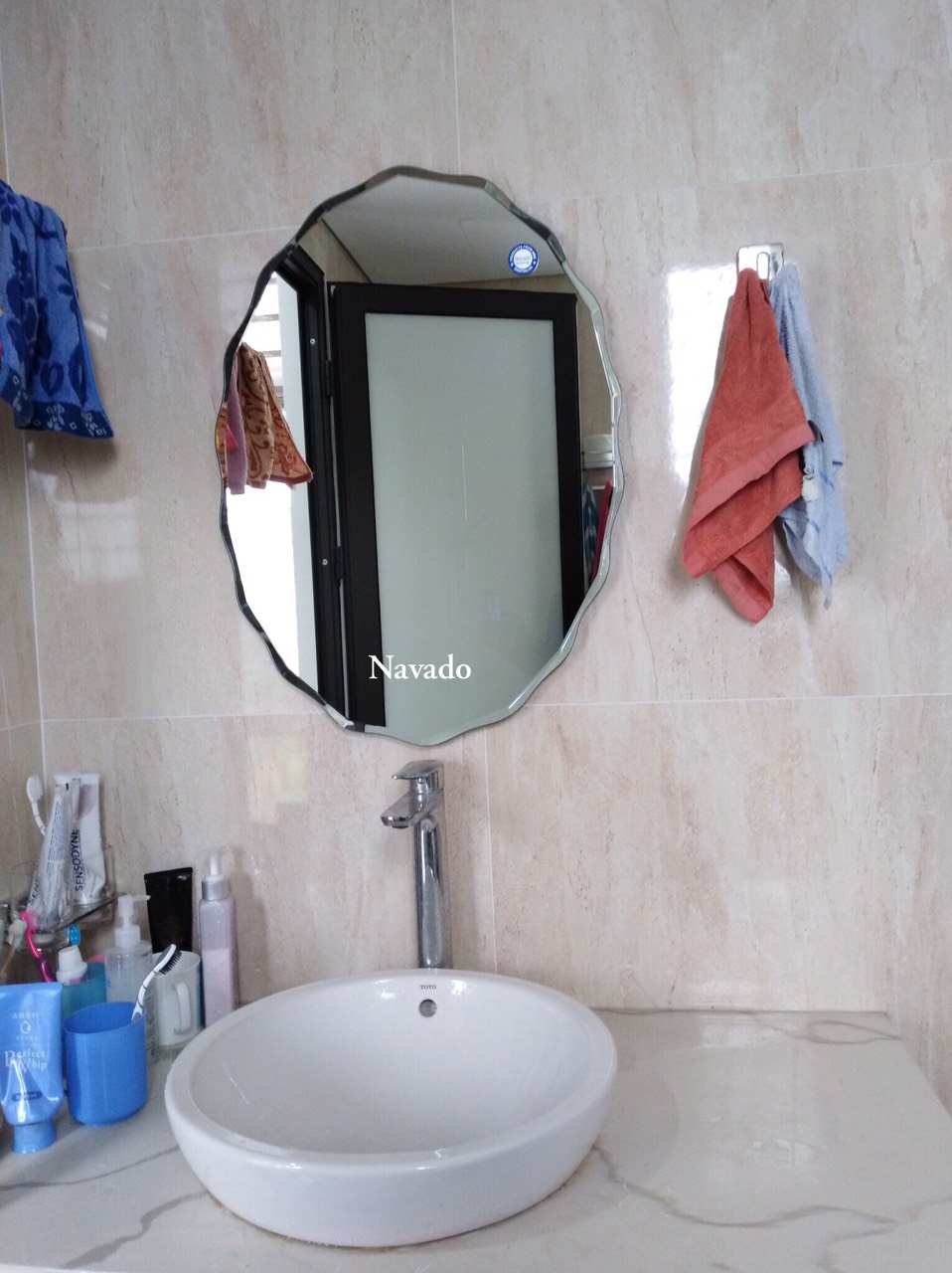 Gương phòng tắm elip Navado là sự kết hợp tuyệt vời giữa thiết kế hiện đại và công nghệ tiên tiến. Sản phẩm đem lại không gian tối ưu và độc đáo cho căn phòng tắm của bạn. Với kiểu dáng đẹp mắt, sản phẩm này sẽ làm cho không gian vệ sinh của bạn trở nên sang trọng và tối tân hơn bao giờ hết.
