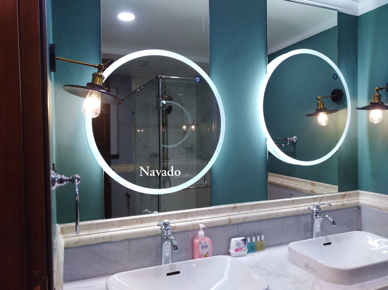 Gương soi đèn led là lựa chọn lý tưởng để giúp bạn nhìn rõ và tạo vẻ đẹp cho phòng tắm của bạn. Ánh sáng đảm bảo độ sáng hoàn hảo cho việc trang điểm và chăm sóc da. Sản phẩm giúp bạn tránh được tình trạng đèn nhòe và mờ, đồng thời tạo cảm giác tươi mới cho không gian phòng tắm.