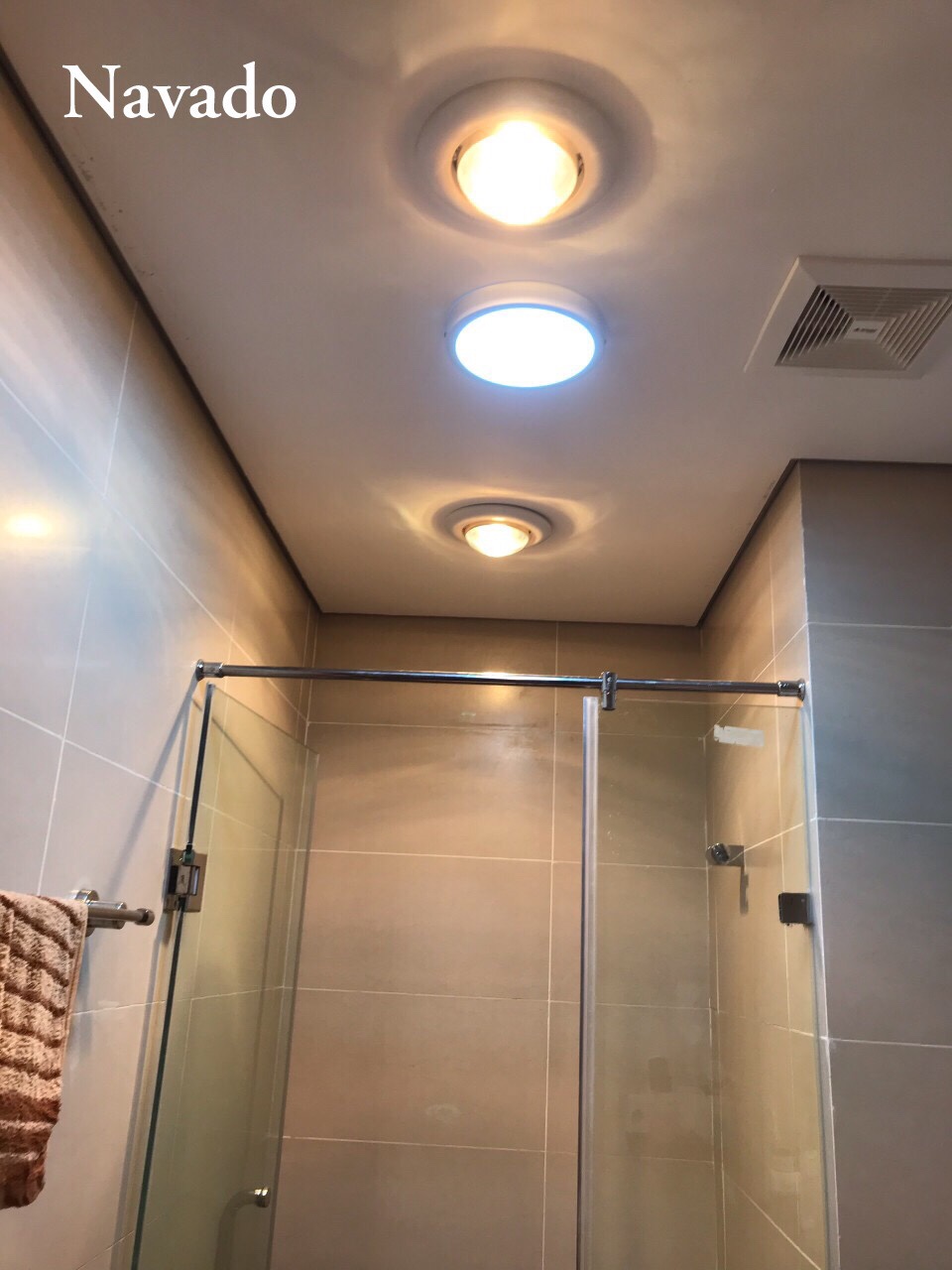 Đèn sưởi phòng tắm lắp trong vách tắm kính