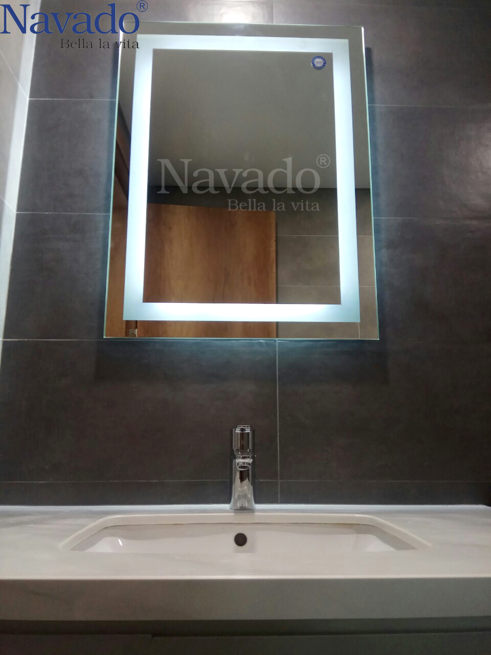 Gương phòng tắm led Navado mang đến một không gian phòng tắm hiện đại và bắt mắt hơn. Với đèn led sáng và tiết kiệm điện, sản phẩm của chúng tôi không chỉ giúp bạn trang trí phòng tắm mà còn giúp bạn tiết kiệm chi phí điện năng.