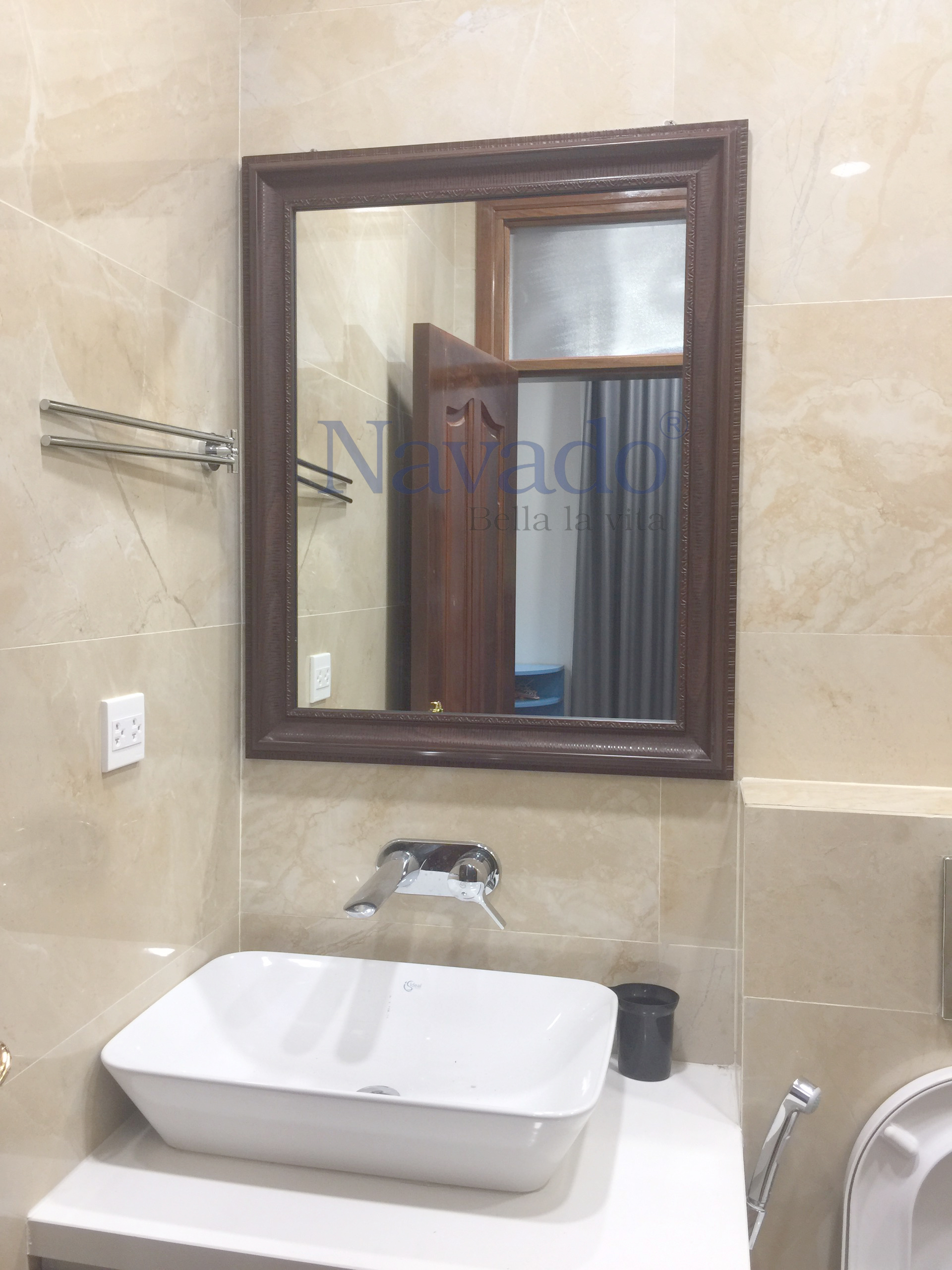 Gương phòng tắm cao cấp gia công khung gỗ Bỉ là một sản phẩm độc đáo và đầy tình cảm. Được chế tác từ chất liệu gỗ bền, sản phẩm này có bề mặt gia công bằng kỹ thuật tiên tiến và chăm chút tỉ mỉ từng chi tiết. Với vẻ đẹp sang trọng và lịch lãm, sản phẩm này xứng đáng là một sản phẩm cao cấp trong không gian phòng tắm.