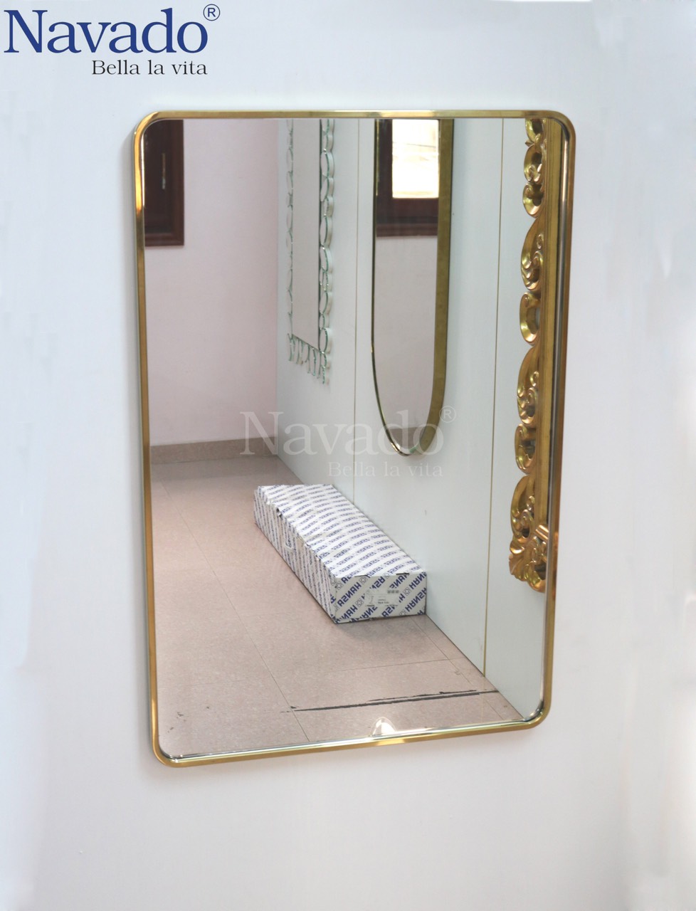 Gương phòng tắm khung inox vàng cao cấp: Với khung gương inox vàng cao cấp, không chỉ có thiết kế tối giản mà còn có vẻ ngoài sang trọng và lịch lãm. Khả năng chống gỉ sét và ảnh hưởng của nước, gương này sẽ tạo nên một không gian tắm đẳng cấp trong nhà bạn.
