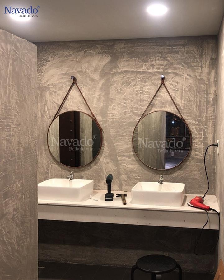 Gương tròn treo dây da cao cấp sẽ mang đến cho phòng tắm của bạn vẻ đẹp độc đáo và tinh tế. Với thiết kế hiện đại và chất liệu cao cấp, chiếc gương tròn luôn là lựa chọn hàng đầu cho những người yêu thích phong cách tân cổ điển. Bạn có thể treo gương tròn này trên tường hoặc để trên bàn trang điểm trong phòng tắm, tạo điểm nhấn cho không gian phòng tắm của bạn.