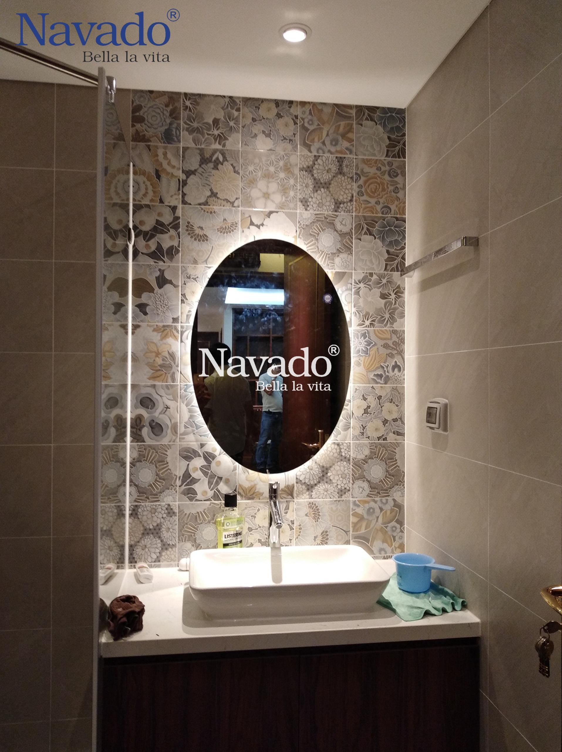 Sự kết hợp hoàn hảo giữa chất lượng và thiết kế đỉnh cao, Gương Nhà tắm Navado Elip Led cao cấp bỉ là sự lựa chọn tuyệt vời cho nhà của bạn. Với phong cách độc đáo và màu sắc thu hút, sẽ rất khó để những người bạn của bạn không ấn tượng với chiếc gương phòng tắm này.