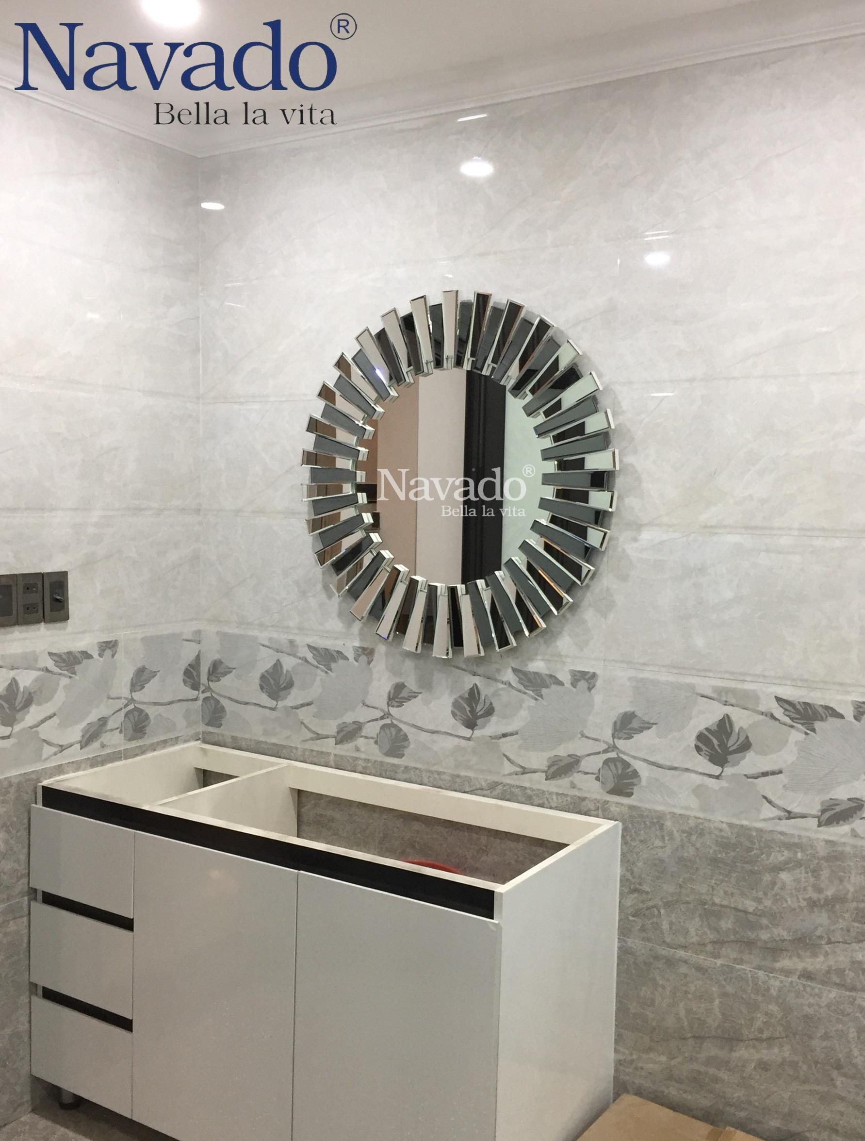 Gương phòng tắm cao cấp treo tường: Sở hữu chiếc gương phòng tắm treo tường cao cấp, bạn sẽ cảm nhận được sự sang trọng và tiện nghi khi sử dụng sản phẩm này. Với chất liệu bền đẹp, thiết kế thẩm mỹ và tính năng tiện ích, chiếc gương này sẽ là điểm nhấn hoàn hảo cho không gian phòng tắm của bạn.