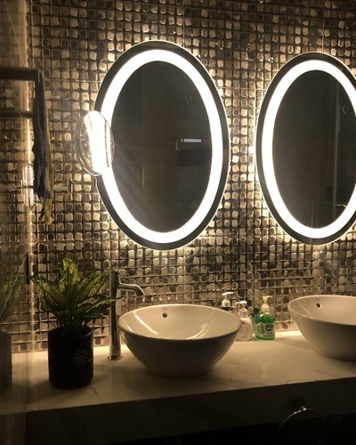 Gương cắt phòng tắm bàn đá lavabo