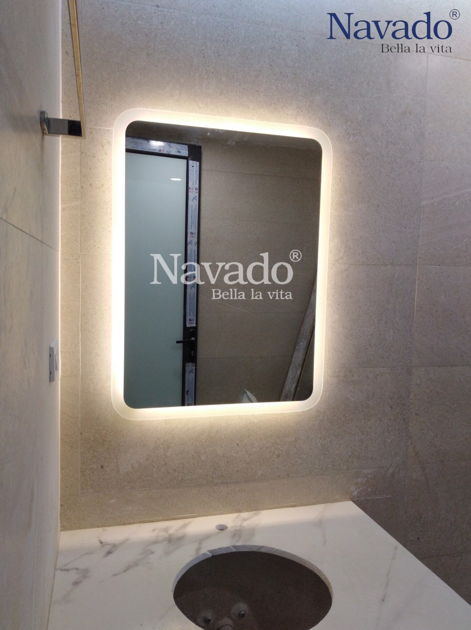 Gương phòng tắm đèn led hắt sáng mang đến cho bạn sự kết hợp hoàn hảo giữa chức năng và thẩm mỹ. Nó không chỉ giúp bạn có một không gian tắm rực rỡ, mà còn giúp cho khả năng trang trí của bạn trở nên phong phú hơn. Xem hình ảnh để tìm hiểu thêm!