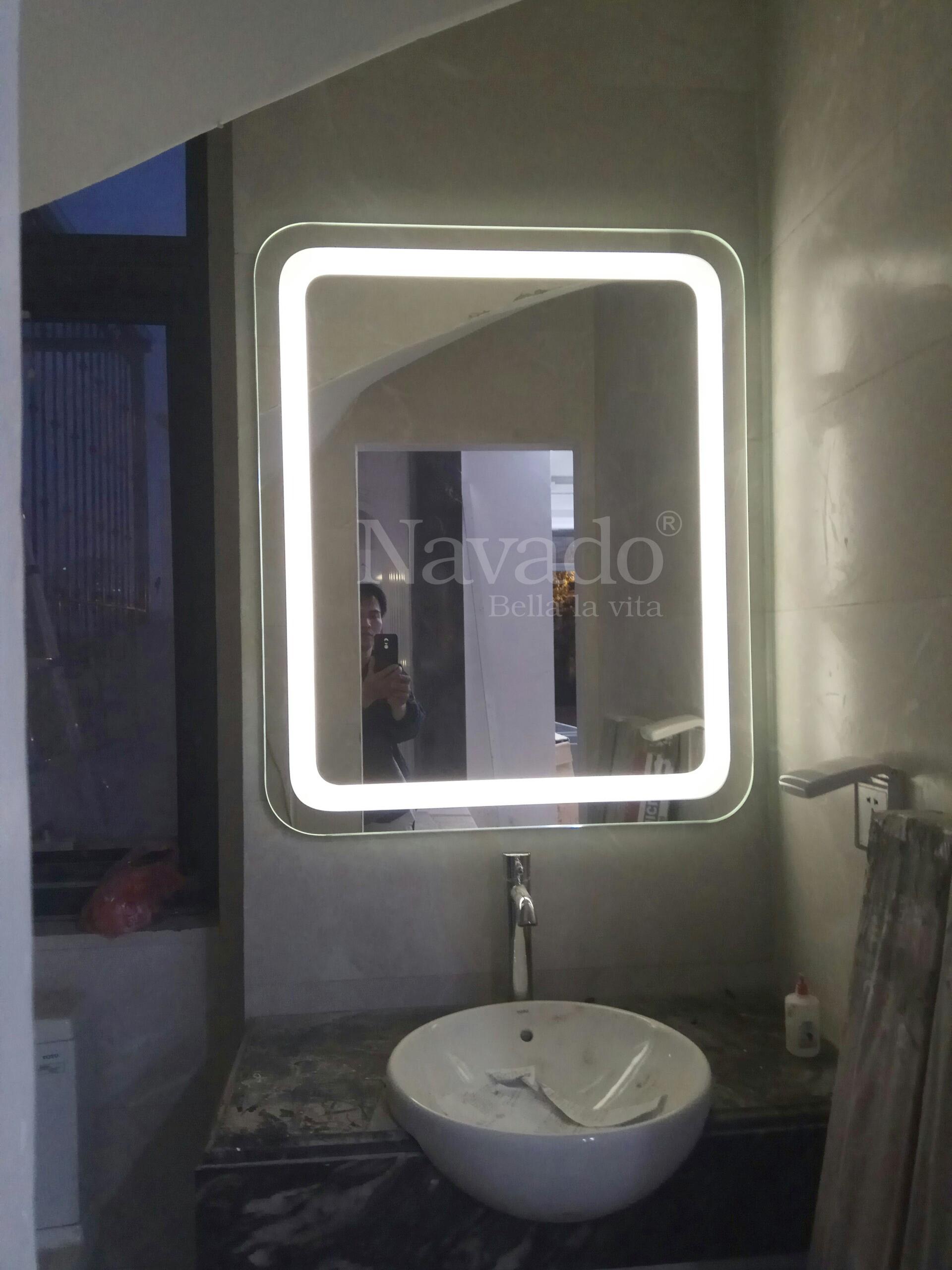 Gương đèn led hắt Navado không chỉ là sản phẩm trang trí trong phòng tắm mà còn được thiết kế để mang đến hiệu suất cao trong quá trình sử dụng. Với công nghệ tiên tiến, sản phẩm này sẽ mang đến cho người sử dụng một trải nghiệm tuyệt vời hơn bao giờ hết. Gương đèn led hắt Navado là lựa chọn hoàn hảo cho những ai yêu thích sự tiện dụng và gọn nhẹ.