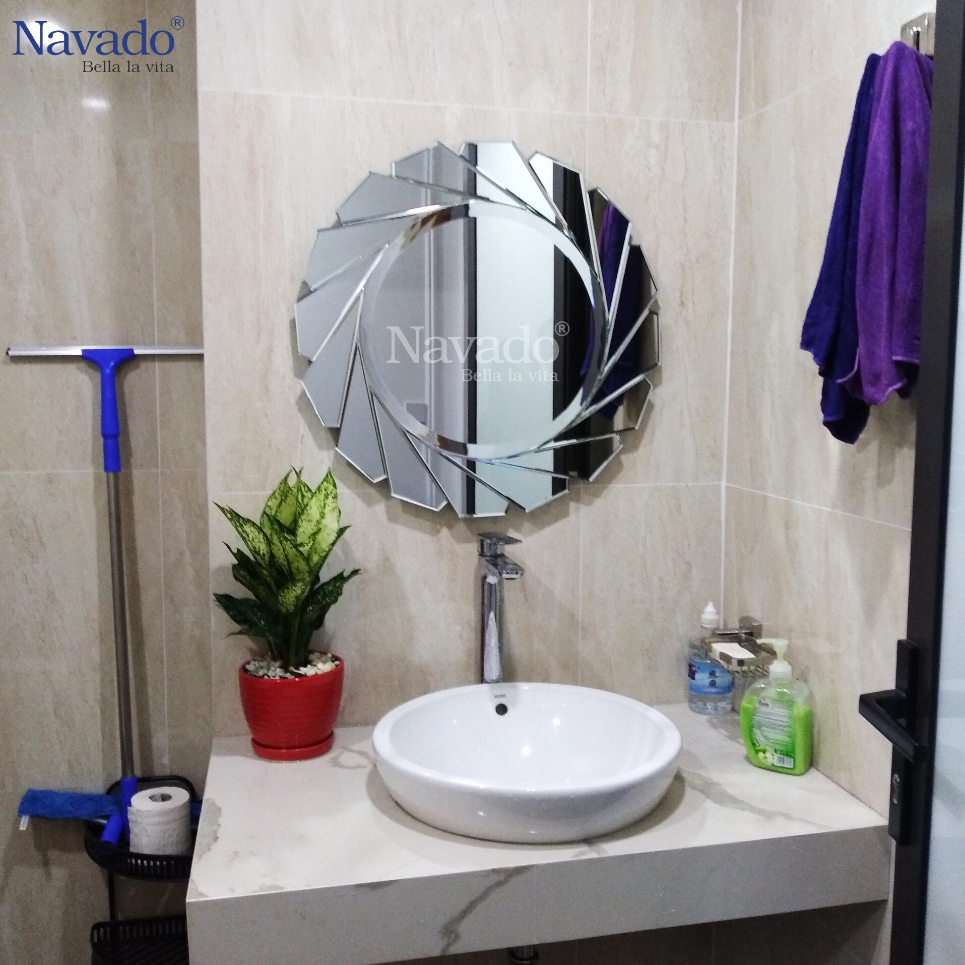 Nếu bạn đang tìm kiếm một lựa chọn mới lạ và đầy thú vị cho phòng tắm của mình, thì hãy khám phá bộ sưu tập gương phòng tắm Navado