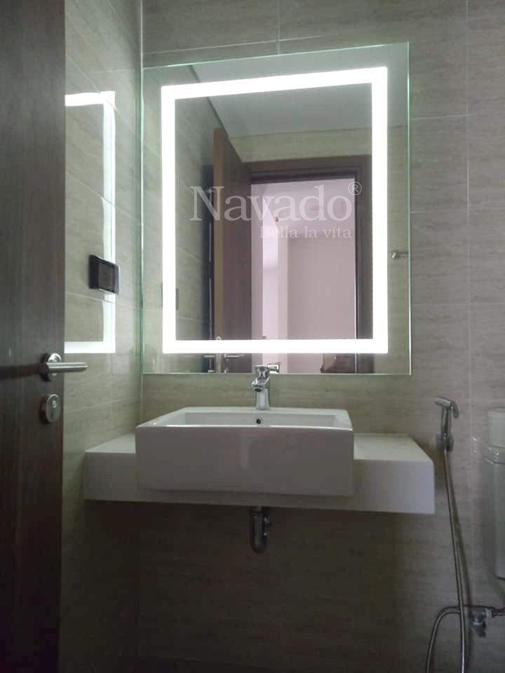 Tinh tế trong từng chi tiết, gương phòng tắm Navado đèn led cao cấp mang lại không gian sang trọng đến cảm giác thư thái. Bộ đèn led mạnh mẽ giúp chiếu sáng tuyệt vời, mang lại sự tiện nghi cho ngôi nhà của bạn. Hãy tập trung vào bản thân và tận hưởng giây phút thư giãn với chiếc gương phòng tắm Navado đèn led cao cấp này.