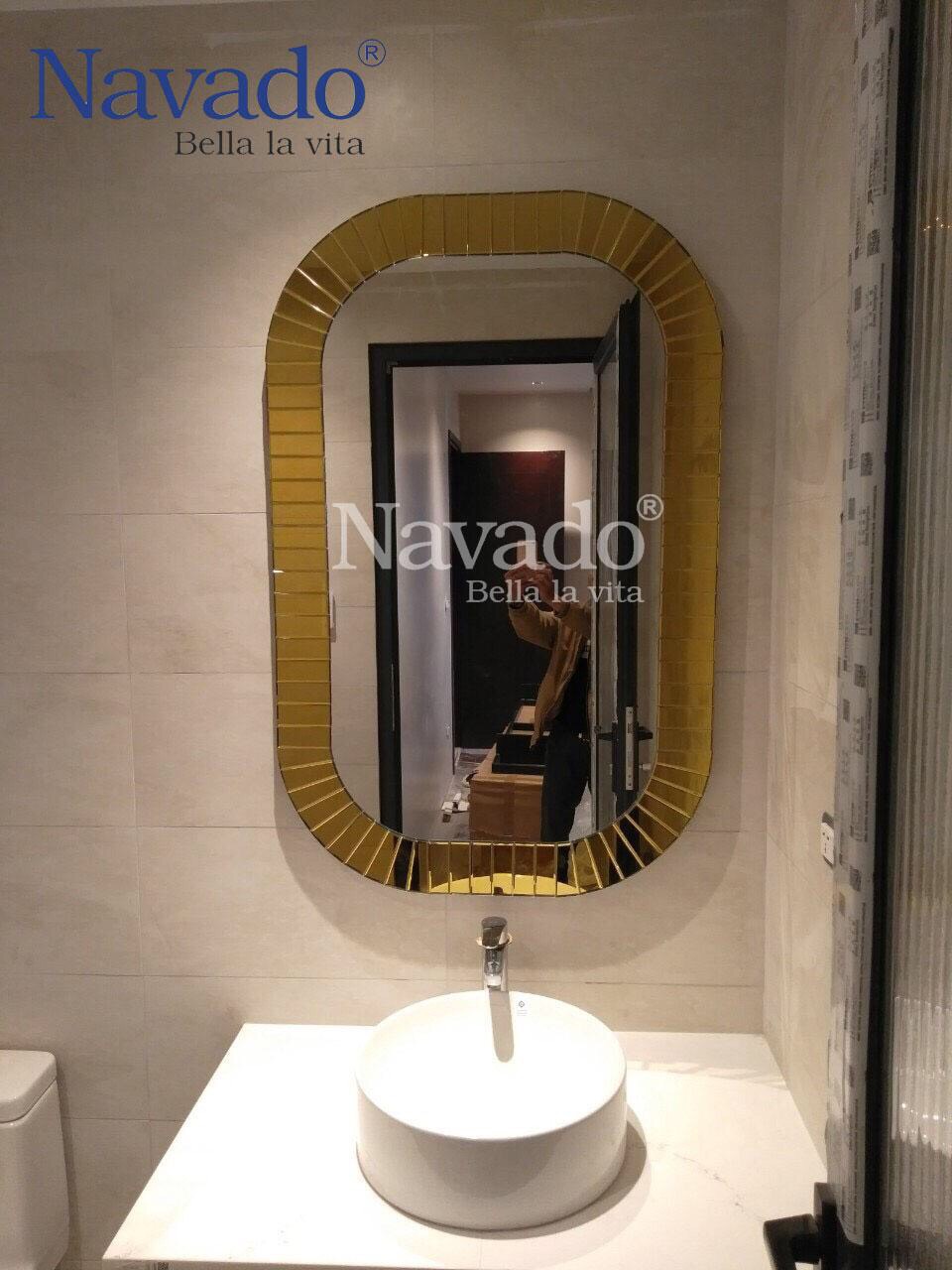 Bán gương decor phòng tắm khung màu mạ vàng