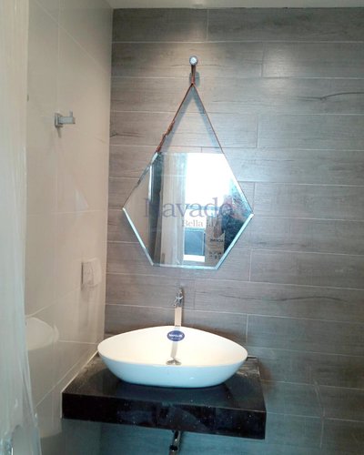 Gương phòng tắm lục giác treo dây da D50cm