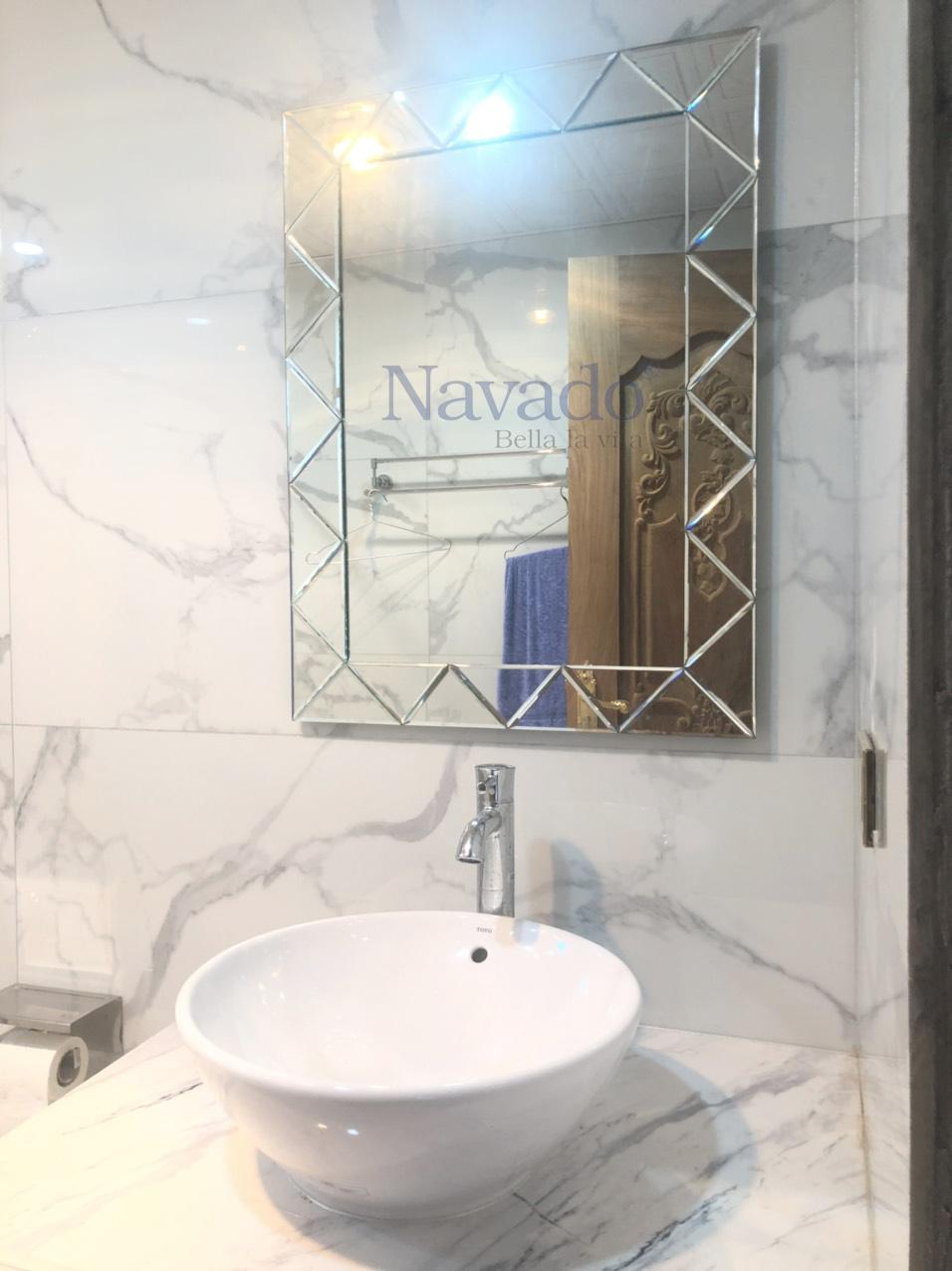 Để tạo ra không gian phòng tắm sang trọng và độc đáo, hãy sử dụng gương phòng tắm Đà Nẵng Navado với đèn led chữ nhật. Sản phẩm này sẽ mang lại không gian sáng tạo cho ngôi nhà của bạn. Với độ bền cao và thiết kế hiện đại, bạn sẽ không phải lo lắng về chất lượng sản phẩm.