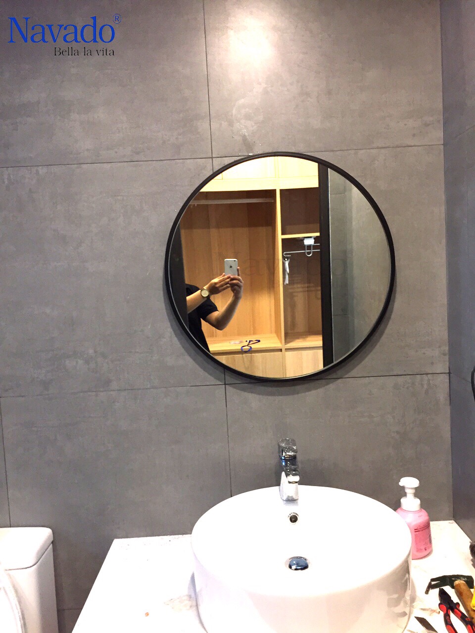 Nếu bạn đang tìm kiếm một chiếc gương tắm có kiểu dáng độc đáo, hãy thử xem hình ảnh chiếc gương treo nhà tắm có khung vành đen này. Với đường nét tinh tế và phá cách, chiếc gương này sẽ tạo ra một không gian tắm sang trọng và đẳng cấp. Đừng bỏ qua cơ hội chiêm ngưỡng chiếc gương tuyệt đẹp này!