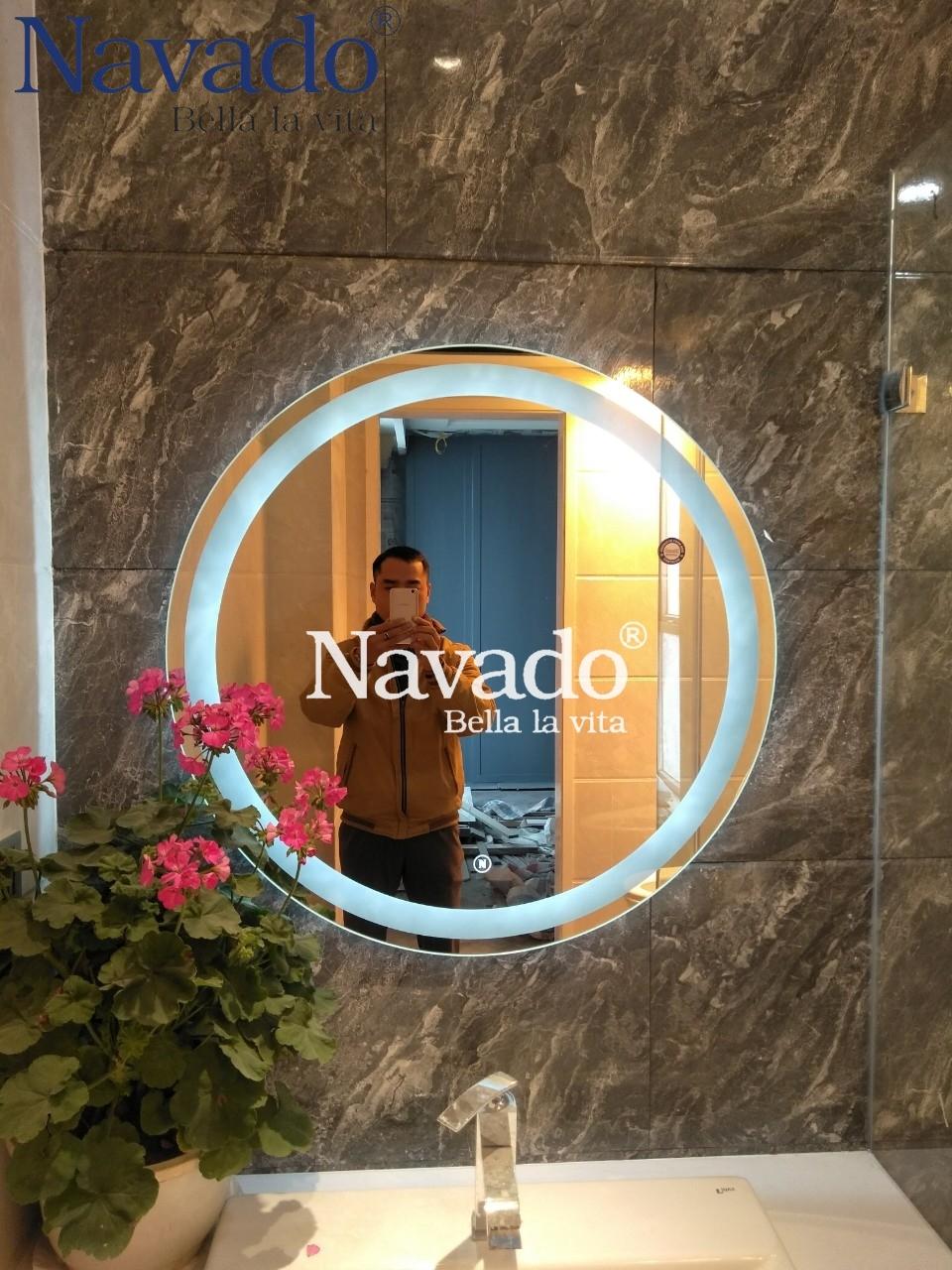 Gương led Navado: Với gương led Navado, bạn sẽ không còn phải lo lắng về ánh sáng yếu khi trang điểm hay thay đổi trang phục. Gương led Navado được trang bị ánh sáng đều và không chói mắt, giúp bạn thấy rõ hơn các chi tiết và tô đậm vẻ đẹp tự nhiên của mình. Hãy để gương led Navado trở thành một người bạn đồng hành với bạn mỗi ngày.