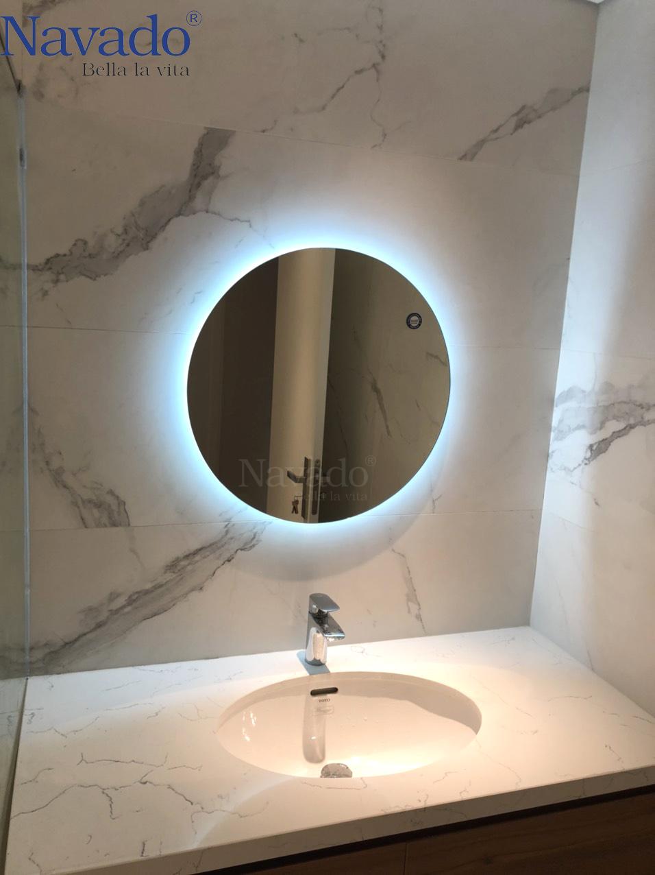 Gương tắm đèn LED 80cm - Gương tắm đèn LED 80cm cùng với ánh sáng mềm mại, tinh tế khiến không gian phòng tắm trở nên đẹp hơn. Với kích thước lớn, gương đèn LED 80cm giúp bạn nhìn rõ hơn trong quá trình trang điểm, tự tin tràn đầy. Tận dụng ánh sáng LED hiệu quả, bạn sẽ thấy rõ sự khác biệt về màu sắc và không gian phòng tắm của mình.