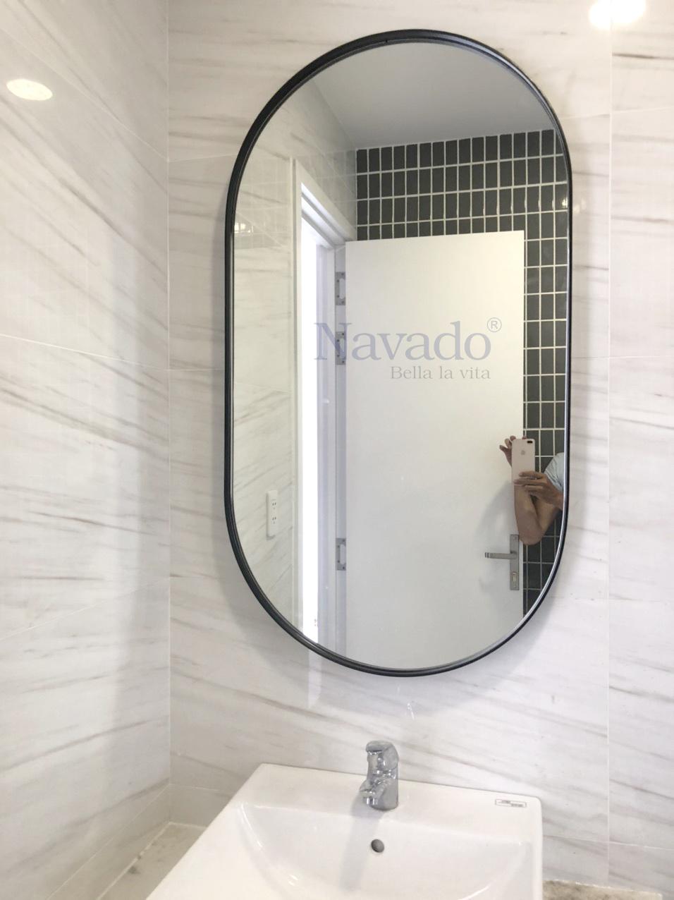Gương phòng tắm Navado khung thép mạ nghệ thuật cao cấp 2024 mang đến cho không gian phòng tắm của bạn sự sang trọng và tinh tế. Khung thép với lớp mạ nghệ thuật giúp sản phẩm có vẻ ngoài rất đẹp mắt và độ bền cao. Sự kết hợp giữa kiểu dáng hiện đại và chất liệu cao cấp là điểm nhấn của sản phẩm, hứa hẹn mang lại trải nghiệm thú vị cho người dùng.