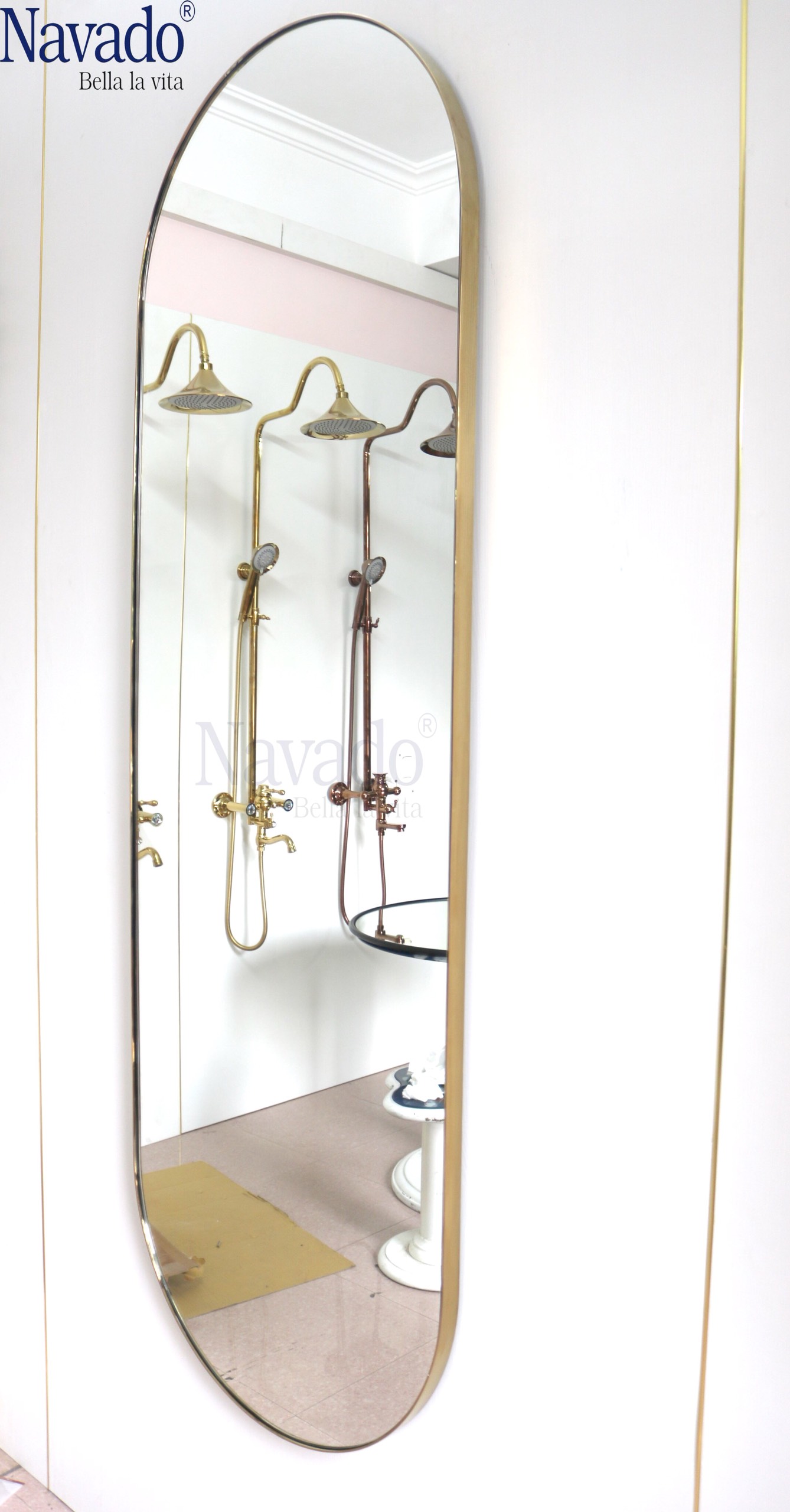 Khung gương soi toàn thân phòng tắm inox: Không gian phòng tắm của bạn sẽ trở nên sang trọng và hiện đại hơn với khung gương soi toàn thân phòng tắm inox. Sản phẩm được làm từ chất liệu SUS304 cao cấp, không gỉ sét và bền đẹp trong thời gian dài. Ngoài ra, khung gương còn được thiết kế theo kiểu dáng đẹp mắt, giúp bạn tạo điểm nhấn cho căn phòng của mình.
