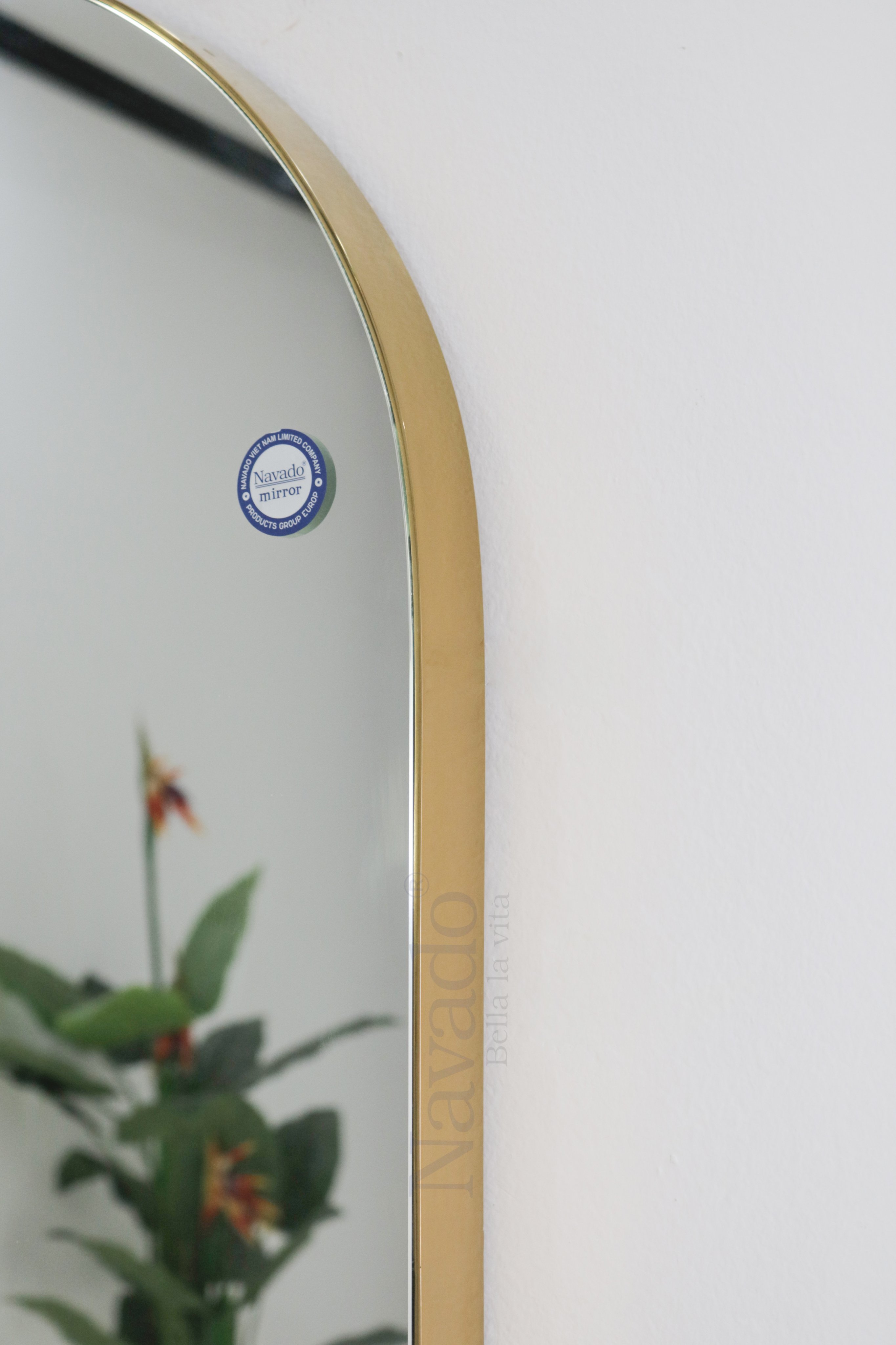 Gương nhà tắm chữ nhật khung inox Gold: Khung inox Gold cùng hình dáng chữ nhật đơn giản nhưng sang trọng là thứ khiến chiếc gương này trở thành một vật dụng không thể thiếu trong căn phòng tắm của bạn. Hãy để chiếc gương này làm nổi bật sự sang trọng và đẳng cấp của phòng tắm chính bạn.