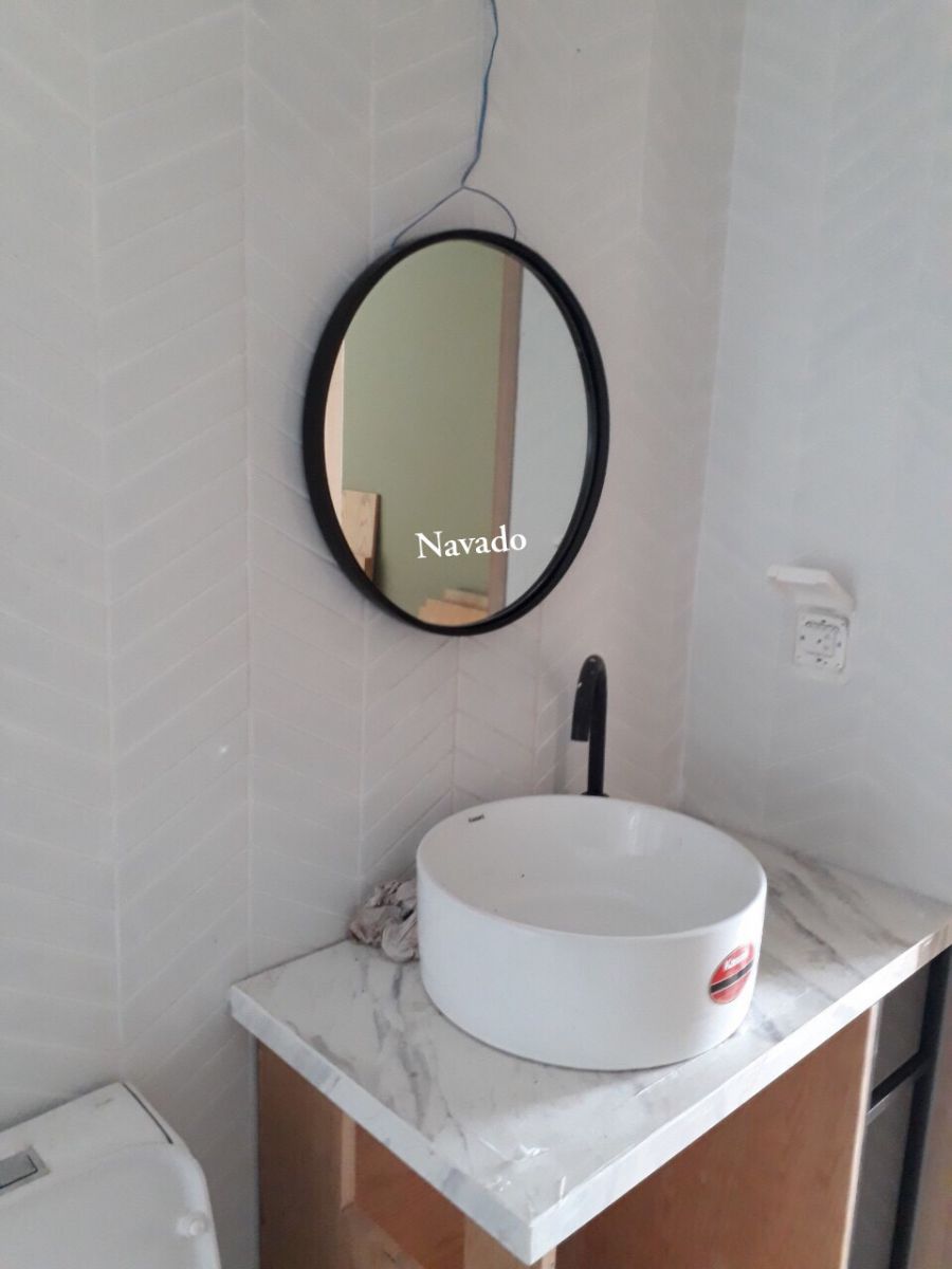 Gương tròn khung đen phòng tắm đẹp decor