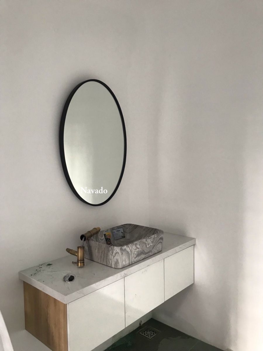 Gương elip khung đen phòng tắm đẹp decor