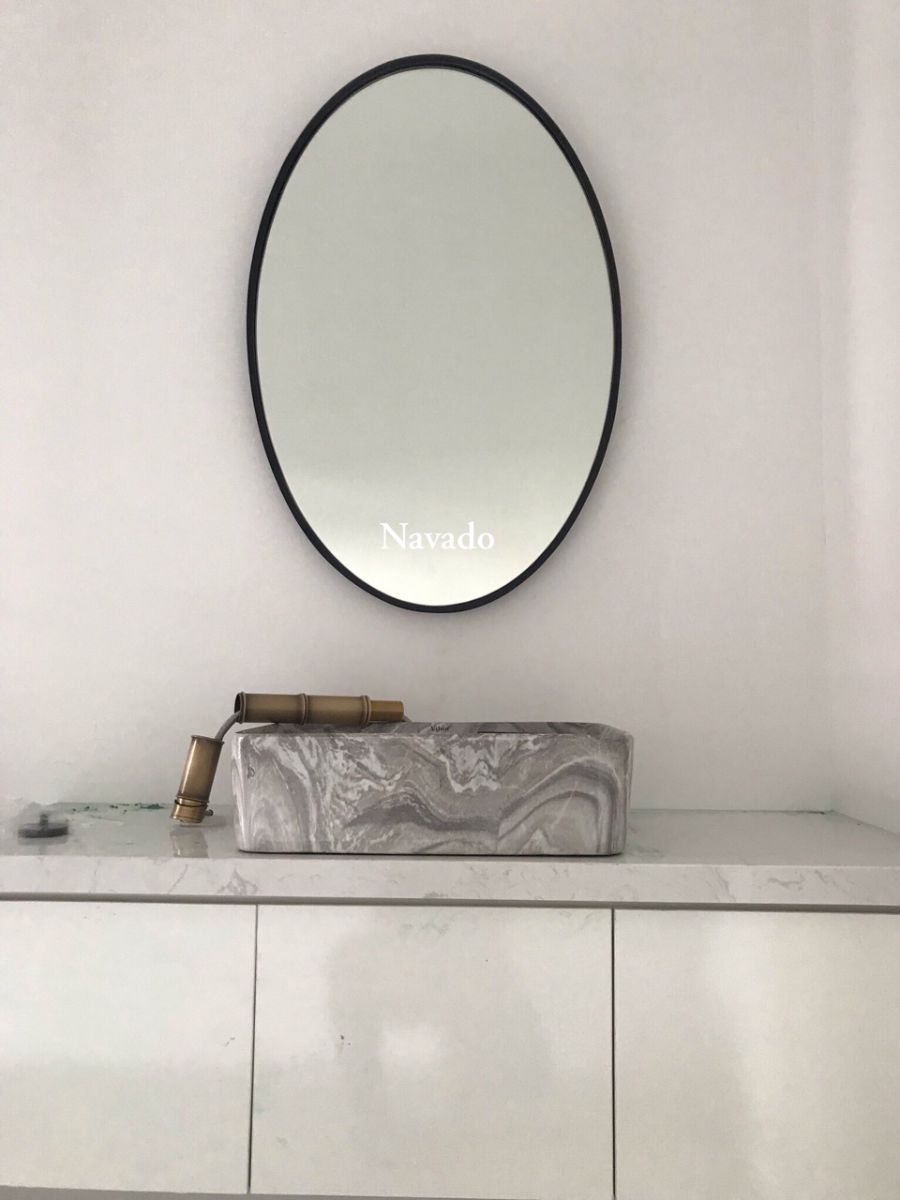 Gương elip khung đen phòng tắm đẹp decor