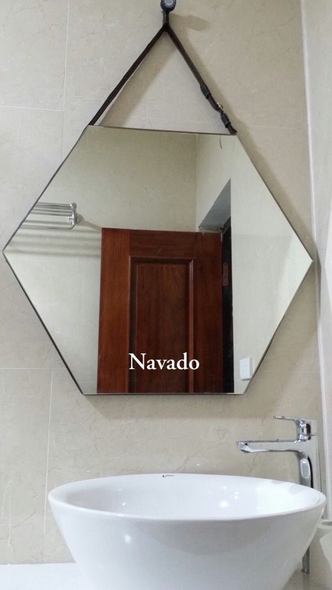 Gương phòng tắm decor lục giác dây da treo tường nghệ thuật navado
