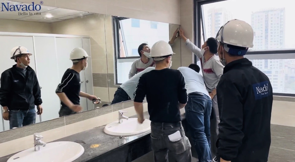 Lắp gương trụ sở FPT 