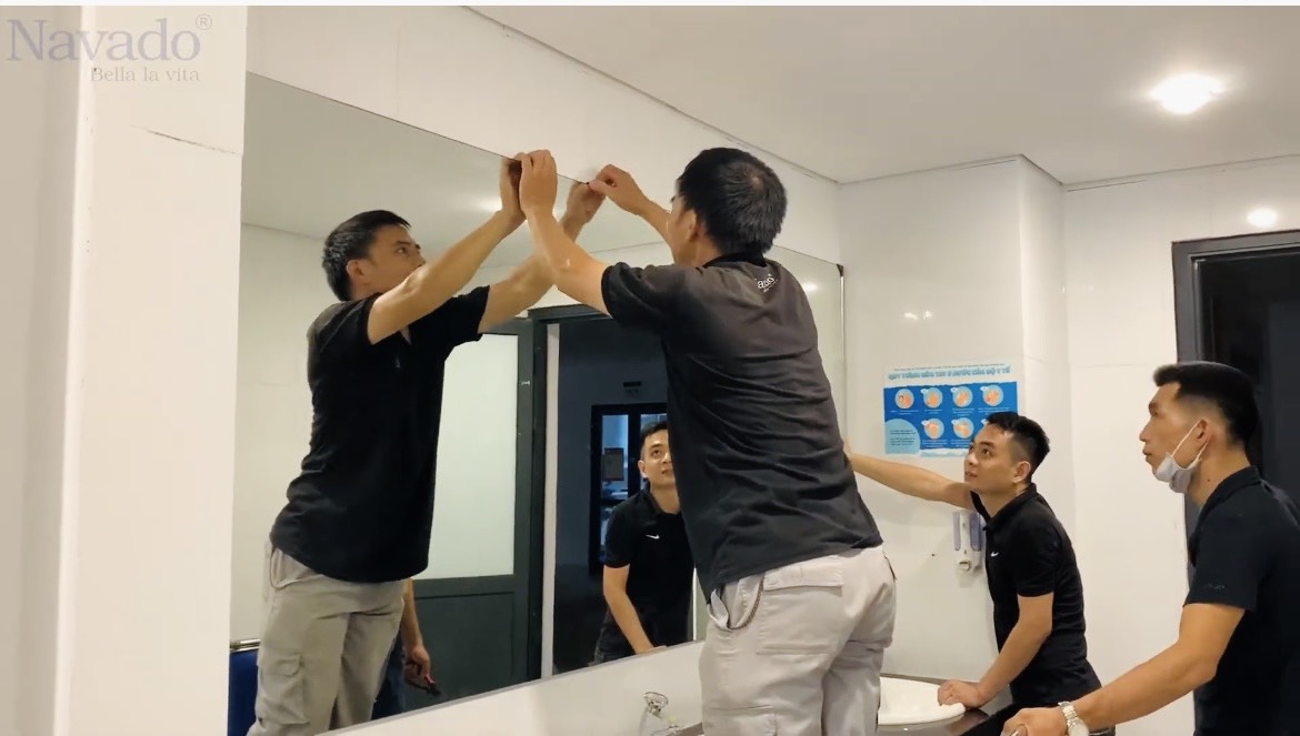 Gương lắp phòng vệ sinh trường Newton
