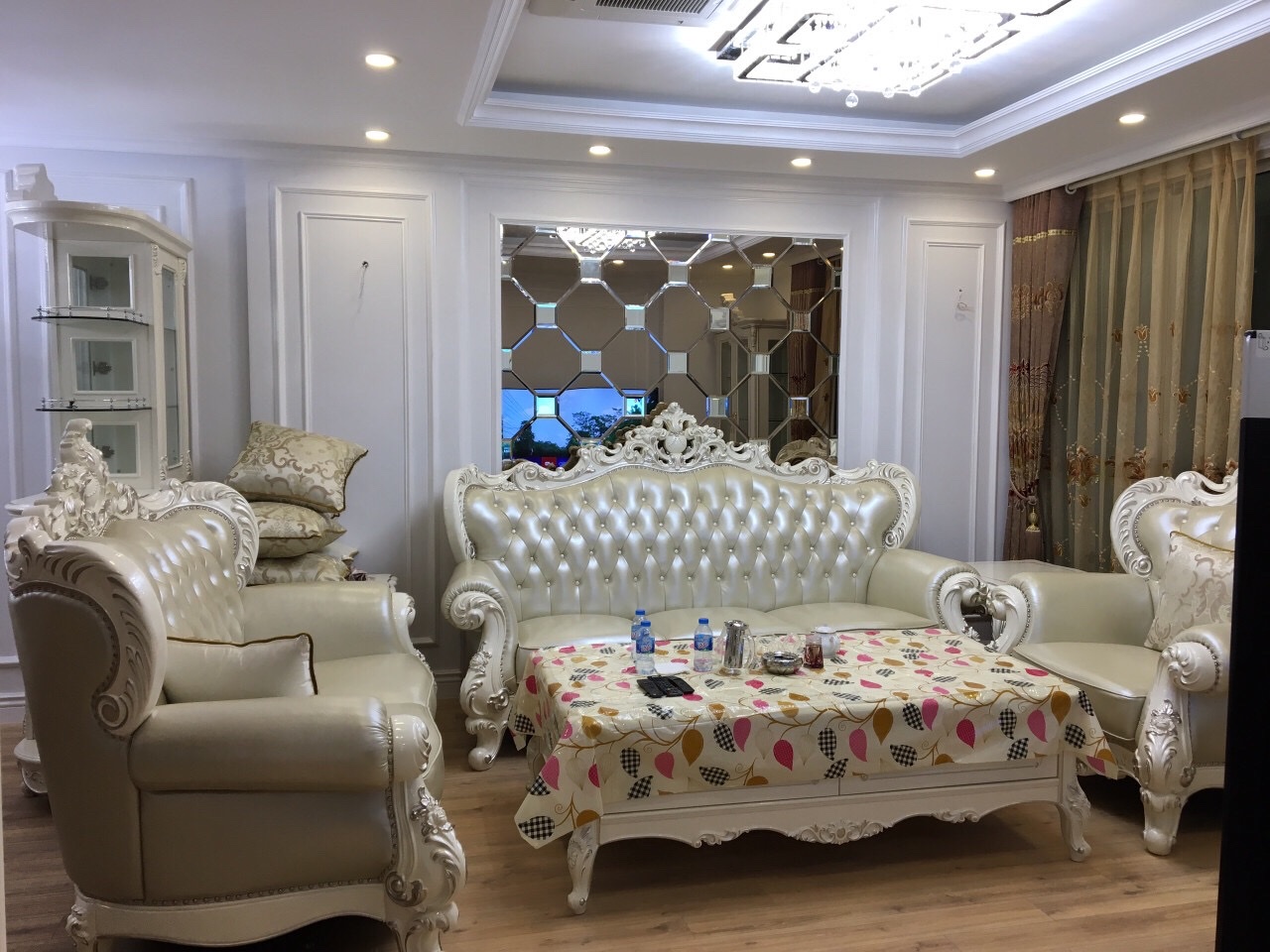 Gương trang trí phòng khách ghép tường