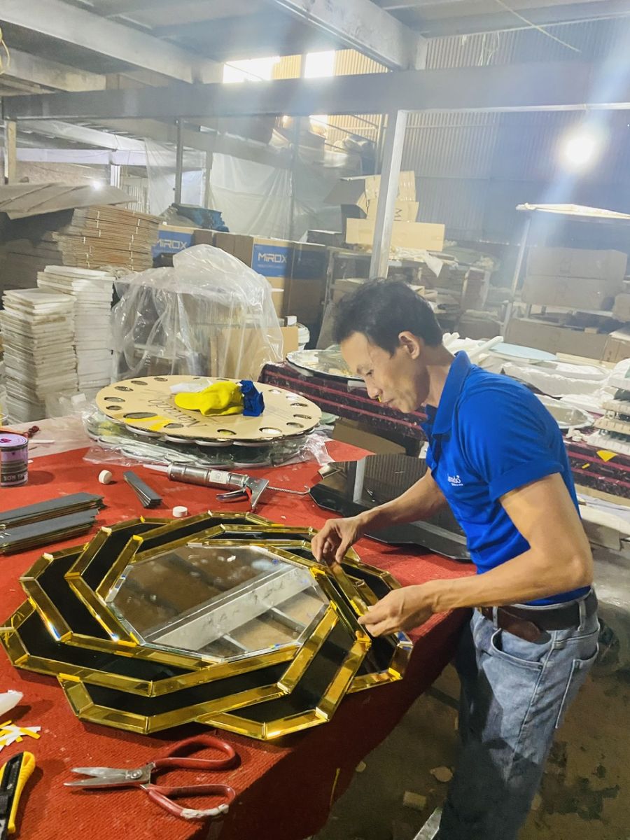 Sản xuất đồng hồ treo tường decor từ gương