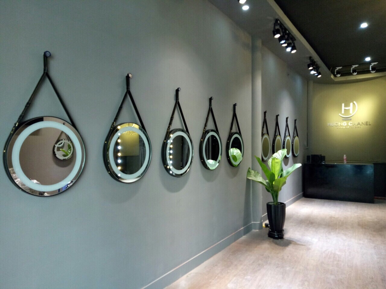 Mẫu gương tròn dây da đèn led bàn trang điểm