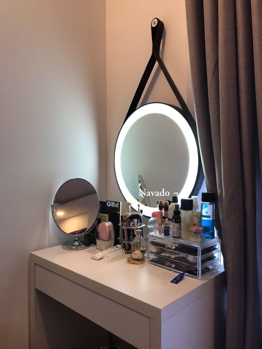 Gương trang điểm treo tường dây da đèn led