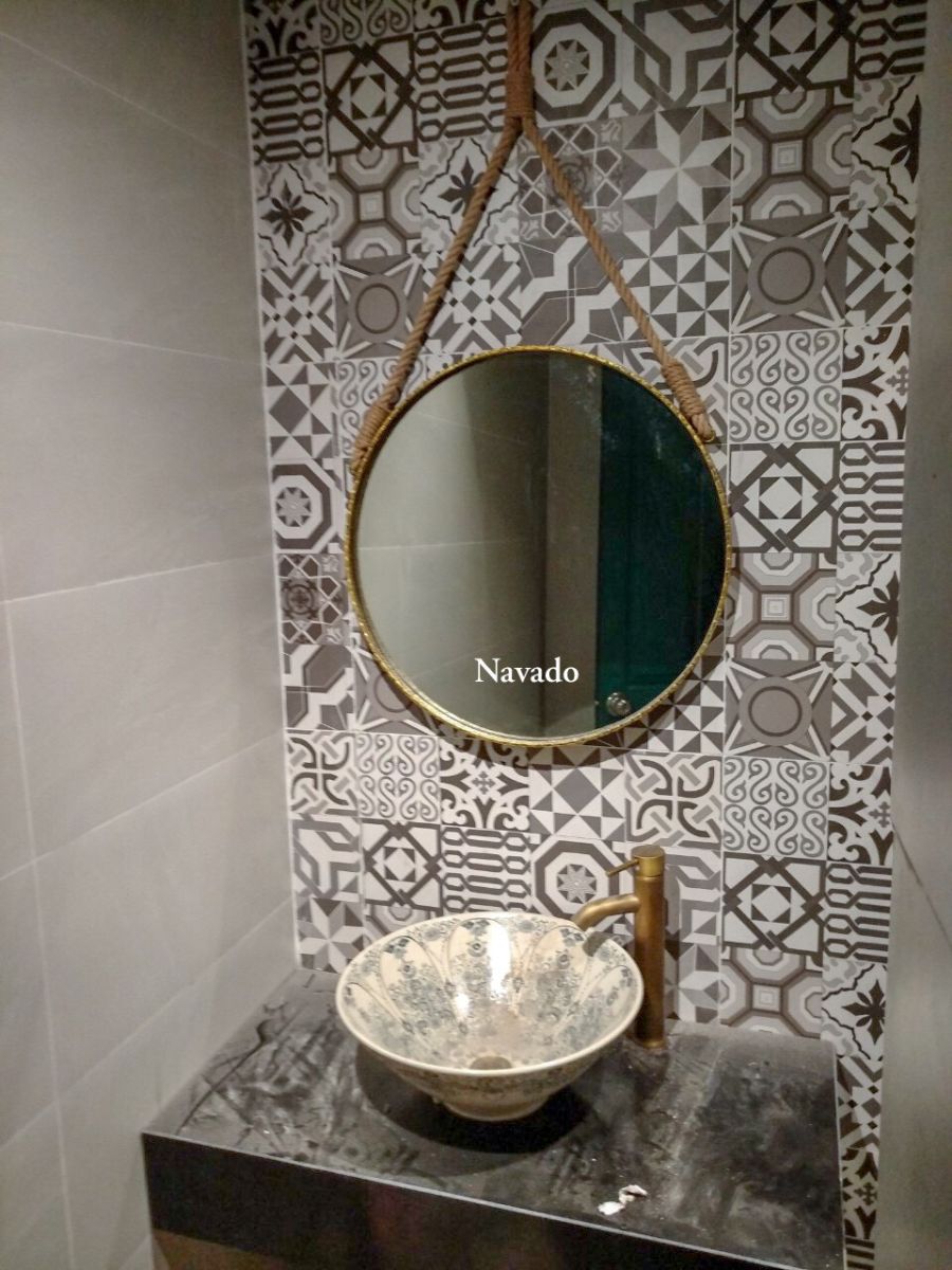 Gương treo dây nhà tắm decor