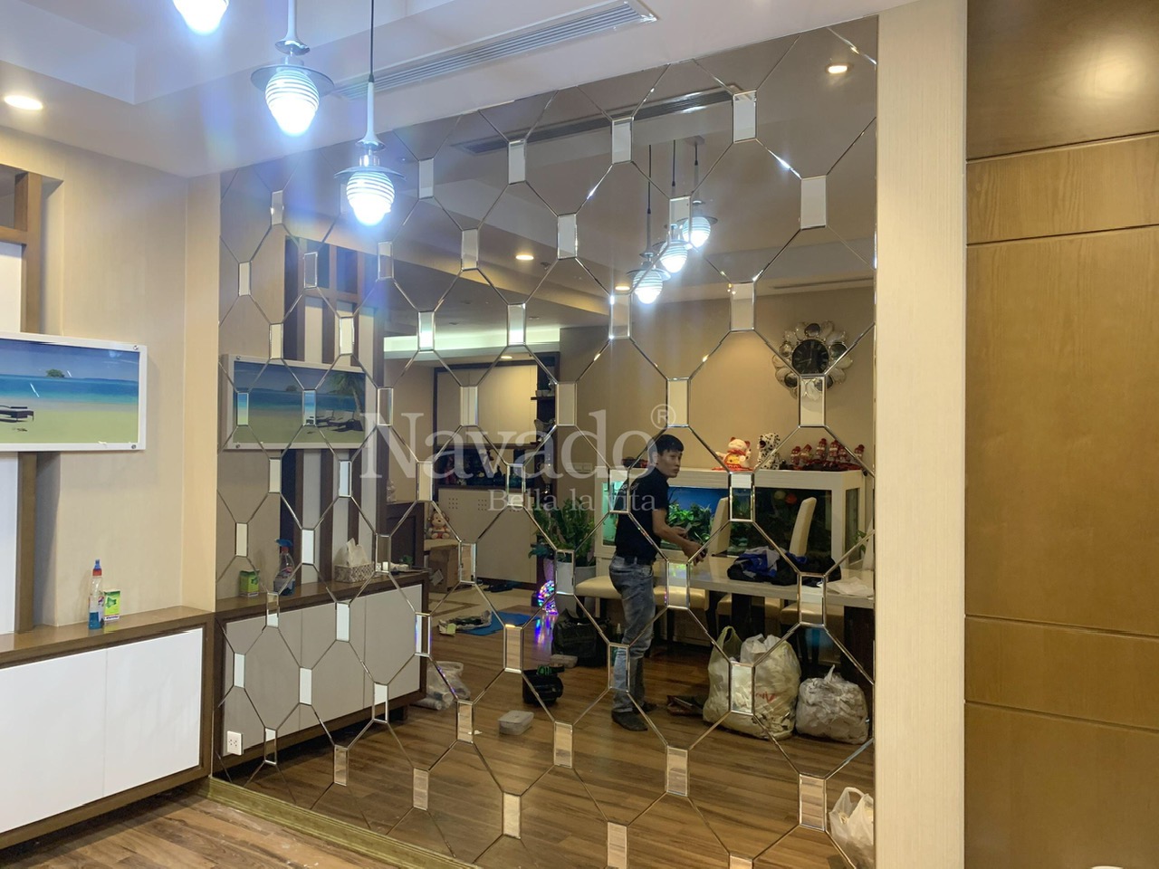 Gương ghép tường phòng khác màu trà