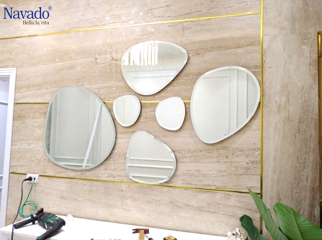 Gương ghép tường phòng khách nghệ thuật